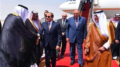 موجز الرابعة.. الرئيس السيسي يصل السعودية لحضور القمتين العربية والإسلامية بـ