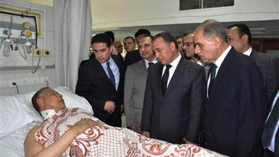 محافظ أسيوط يزور مدير مباحث المديرية بالمستشفى الجامعي بعد تعرضه لحادث مروري.. (صور)