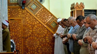 محافظ البحيرة يستمع لشكاوى المواطنين عقب صلاة الجمعة بمسجد عطا بدمنهور