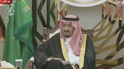 العاهل السعودي يصل إلى مقر القمة الإسلامية في مكة المكرّمة