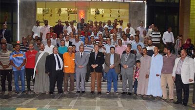 محافظ بني سويف يشارك في حفل إفطار العاملين بمشروع النظافة