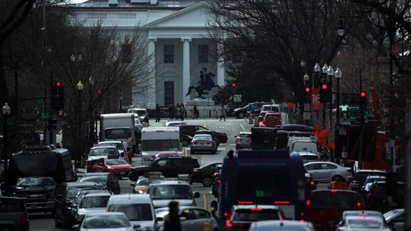 شخص يضرم النار في