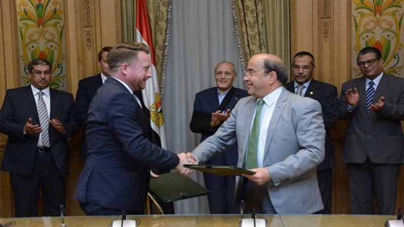 العصار يشهد توقيع