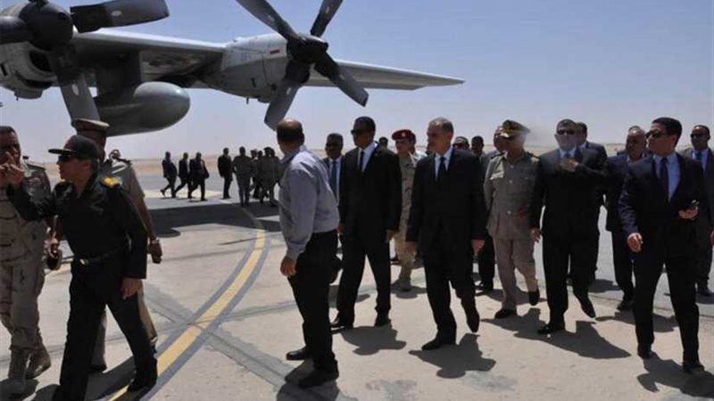 طائرة عسكرية تنقل