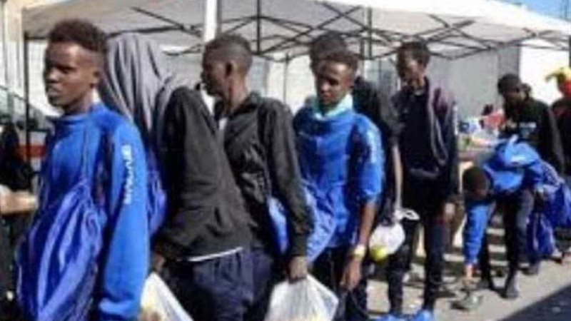 إجلاء لاجئين أفارقة