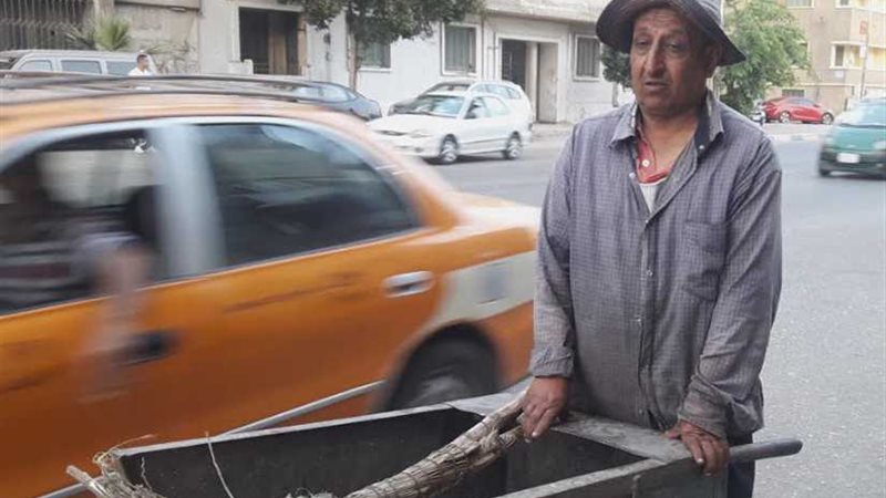 عامل نظافة ..يتصبب