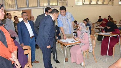 نائب رئيس جامعة أسيوط بين طلاب كلية التربية الرياضية لمتابعة سير امتحانات نهاية العام
