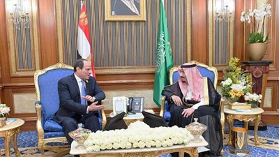 العدسات تسجل لحظات الود بين الرئيس السيسي وقادة الدول العربية والإسلامية