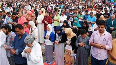 دار الافتاء توضح مشروعية صلاة الرجال بجوار النساء في العيد