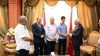 محافظ بورسعيد يستقبل الطالب روماني رابع العالم في الكيمياء الحيوية