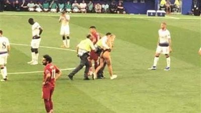 فتاة عارية تقتحم ملعب نهائي دوري أبطال أوروبا