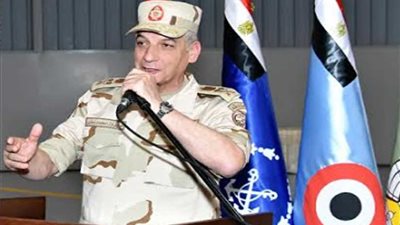 وزير الدفاع يلتقي مقاتلي القوات الجوية وطلبة الكلية الجوية ويشاركهم تناول الإفطار