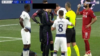 شاهد.. محمد صلاح يكسر صيامه بالماء أثناء نهائي الأبطال