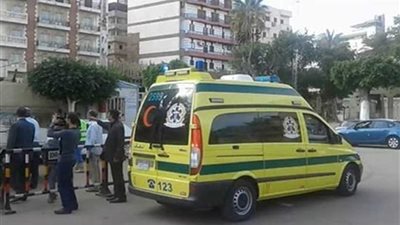 إصابة 5 أشخاص من أسرة واحدة في انقلاب سيارة على 