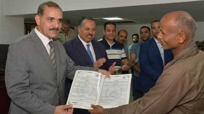 محافظ أسيوط يسلم 15 عقد تقنين أراضي أملاك دولة.. (صور)