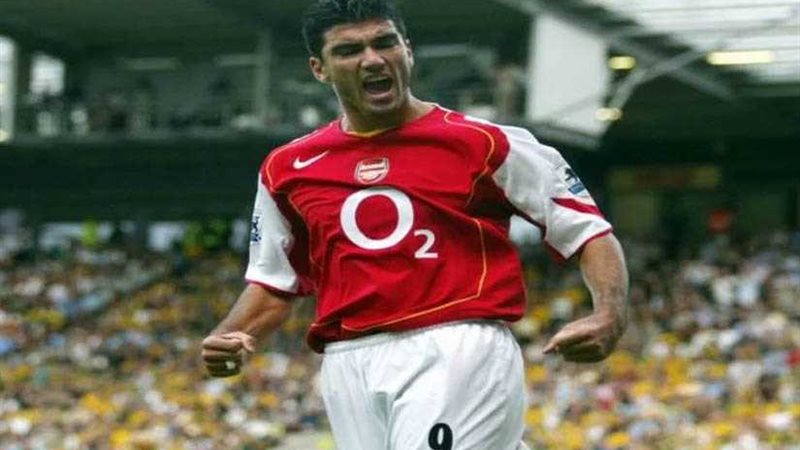 وفاة مهاجم آرسنال