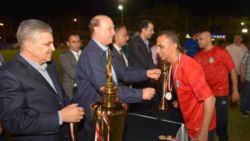 مميش يسلم جوائز بطولة