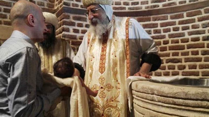 البابا تواضروس يعمد