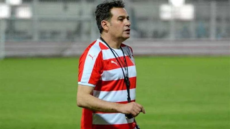 خالد جلال يحضر السبورة