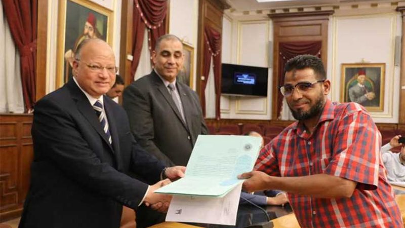 محافظ القاهرة يسلم