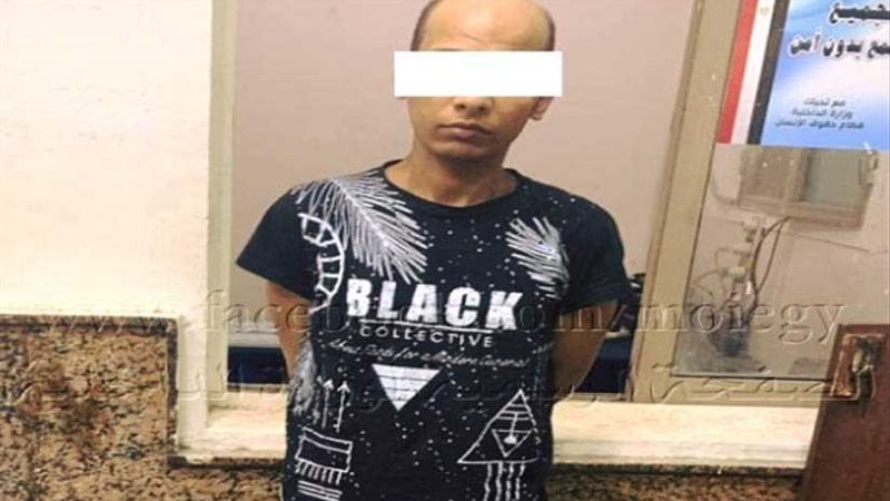 حارس عقار يسرق مشغولات