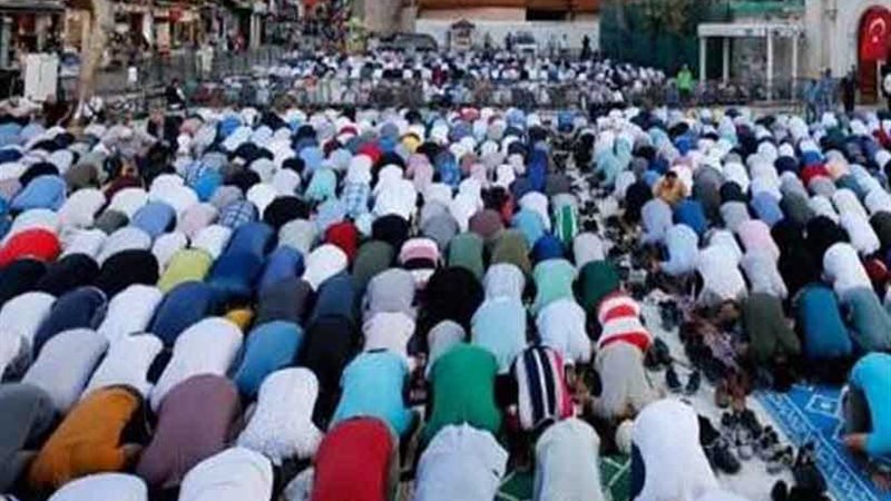 الآلاف يؤدون صلاة