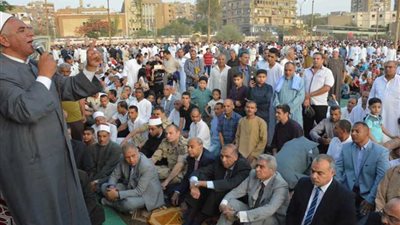 محافظ المنيا يؤدي صلاة عيد الفطر بساحة مدرسة الفريق صفي الدين أبوشناف