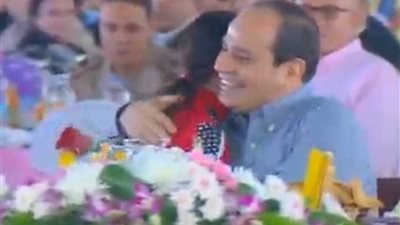 أبناء الشهداء في حضن الرئيس.. تناول الإفطار معهم وقدم لهم الهدايا