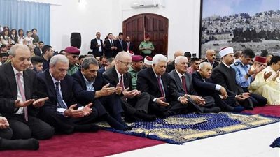 الرئيس الفلسطيني يؤدي صلاة عيد الفطر في مسجد التشريفات بمقر الرئاسة برام الله