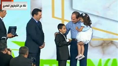 عاجل.. الرئيس يكرّم أسر الشهداء ويحنو على أطفالهم