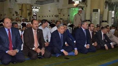 محافظ الإسماعيلية يؤدي صلاة عيد الفطر بمسجد 