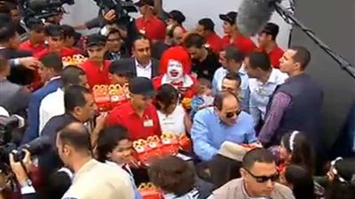 الرئيس يشارك أبناء الشهداء ألعابهم ويوزع الهدايا