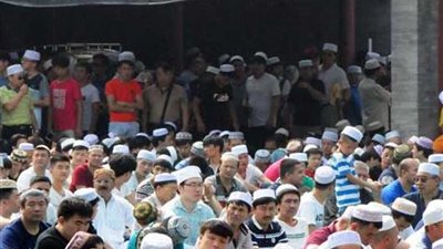 المسلمون في الصين يؤدون صلاة عيد الفطر المبارك وسط تأمين شرطي