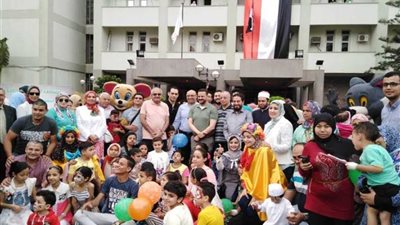 رئيس جامعة المنصورة يؤدي صلاة العيد بمستشفى الأطفال