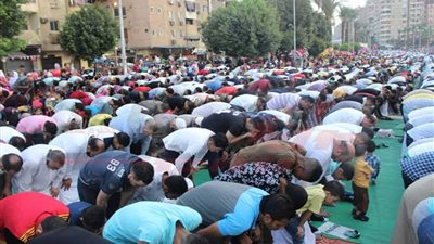 ملايين المصلين يؤدون صلاة عيد الفطر المبارك بالمحافظات