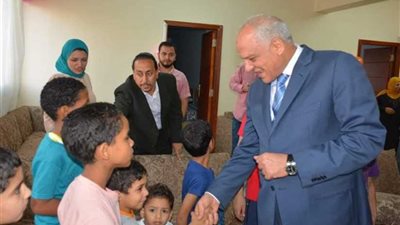محافظ الجيزة يوزع العيديات على الأيتام والمسنين