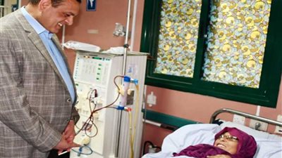 اللواء هشام آمنة يستمع لمشاكل المرضى بالمعهد الطبي بدمنهور ويقدم التهنئة بالعيد