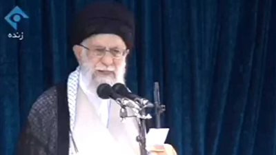 على طريقة بن لادن والبغدادى .. خامنئي يخطب فى الناس حاملا بندقية روسية