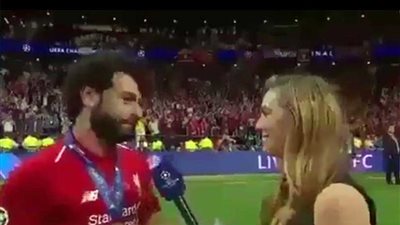 مذيعة تقترب من محمد صلاح فظن أنها ستقبله ..ماذا فعل؟ (فيديو)