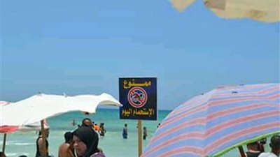 اخراج المصطافين من شاطئ النخيل لخطورته الشديدة.. صور