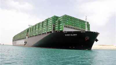 الفريق مُهاب مميش يتفقد حركة الملاحة بالقناة