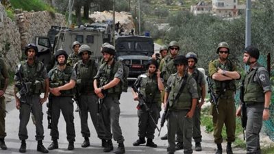 الاحتلال الإسرائيلي ينصب حاجزا ويمنع المزارعين من الوصول لأراضيهم بالخليل