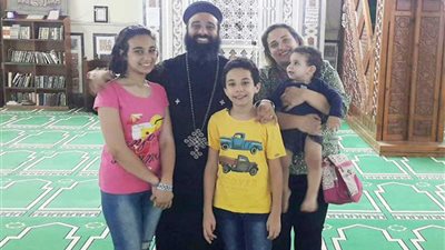 كاهن من داخل مسجد: علمت أولادي أن المسجد مكان نتشرف به ونفرح بأن نكون فيه