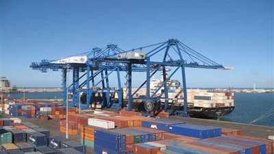 ميناء سفاجا يستقبل سفينة خدمات بترولية وتداول 40 شاحنة بموانئ البحر الأحمر