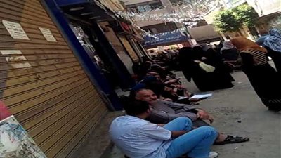 بقلوب مضطربة.. أولياء أمور طلاب الثانوية يفترشون الأرصفة أمام مدارس المنوفية