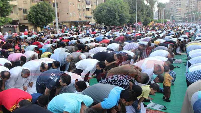 ملايين المصلين يؤدون