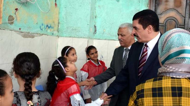 محافظ القليوبية يوزع