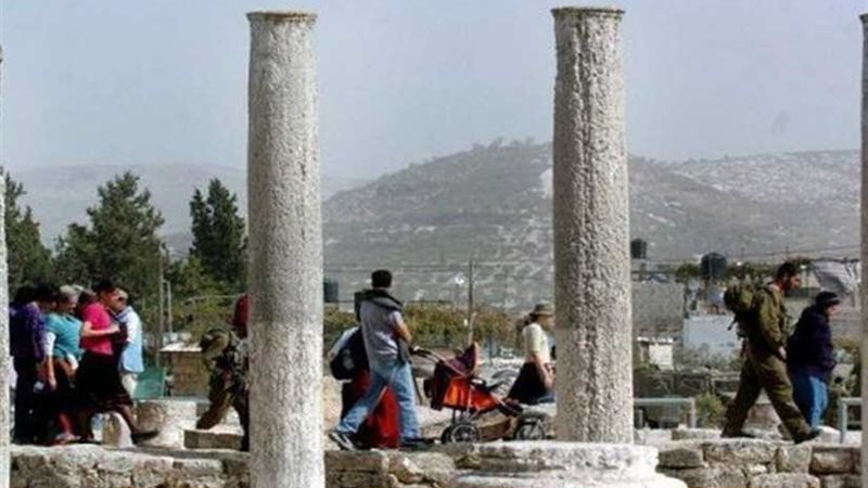 مستوطنون يقتحمون