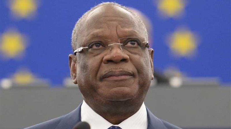 الرئيس المالي يبحث