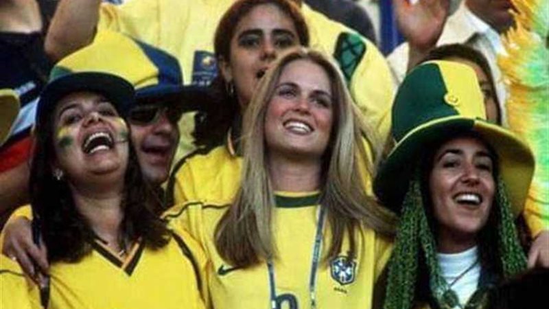 عاهرات يضربن عروش